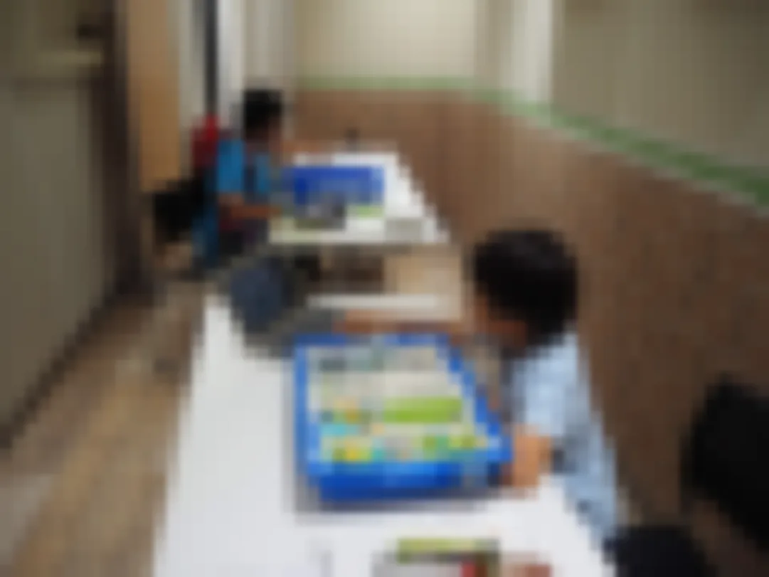 教材キットを使って作業する様子（ぼかし加工済み）